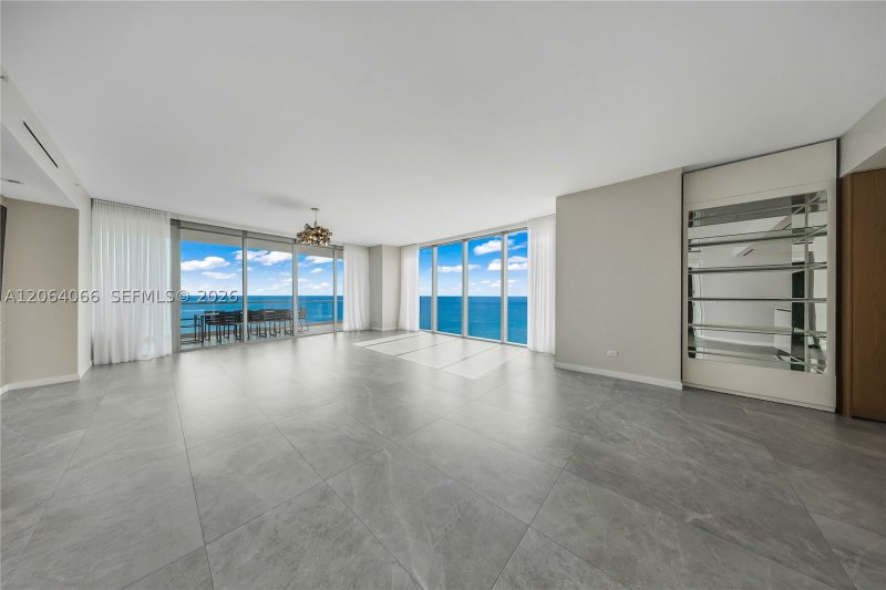 Comprar apartamento no Turnberry Ocean Club 1804