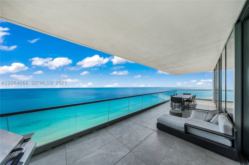 Comprar apartamento no Turnberry Ocean Club 1804