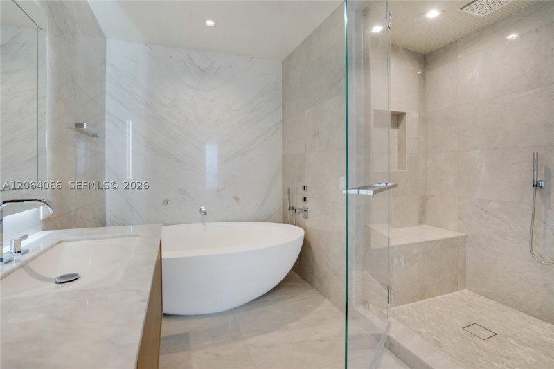 Comprar apartamento no Turnberry Ocean Club 1804