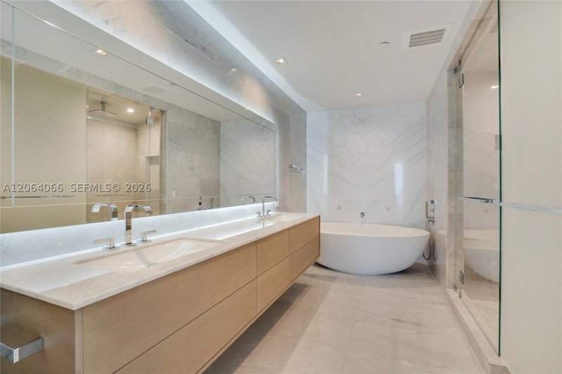 Comprar apartamento no Turnberry Ocean Club 1804