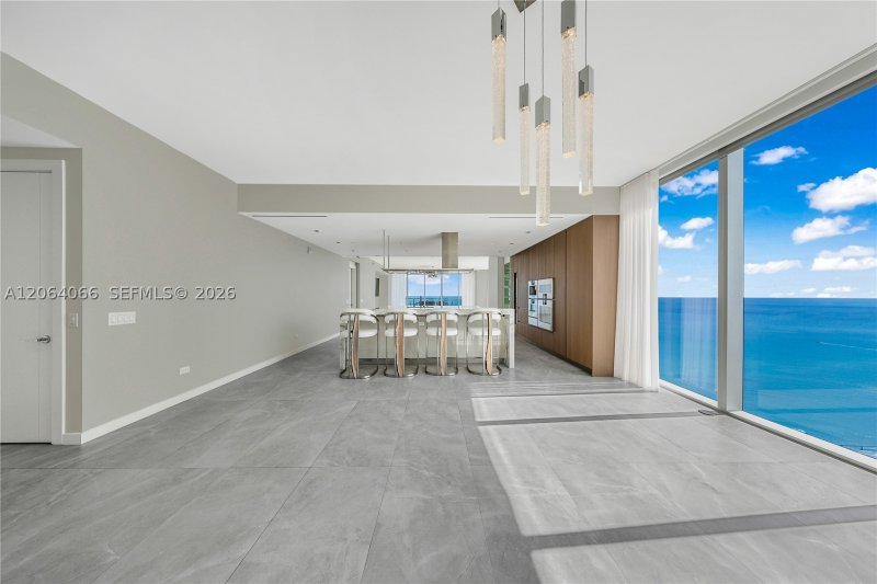 Comprar apartamento no Turnberry Ocean Club 1804
