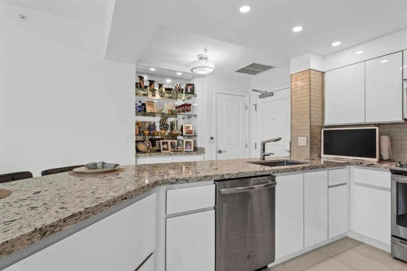 Condo for sale at Watergarden 310