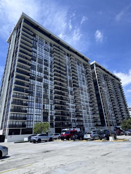 Comprar apartamento no Charter Club Condos 1112