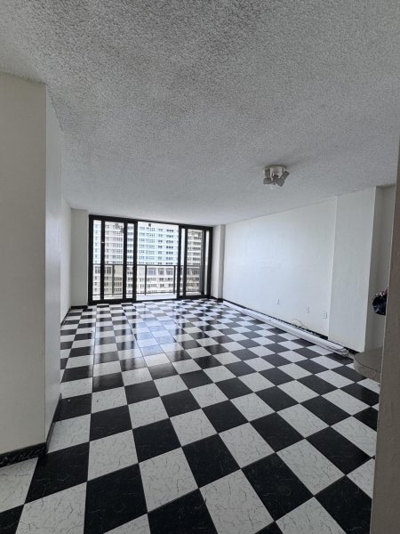 Comprar apartamento no Charter Club Condos 1112