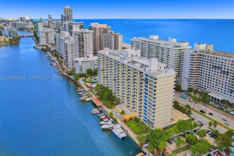 Aluguel de apartamento no 5600 Collins 9D