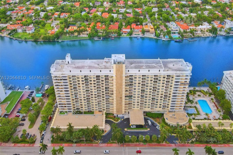 Aluguel de apartamento no 5600 Collins 9D