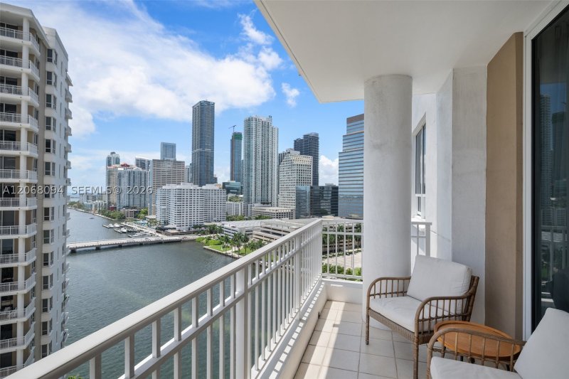 Condo for sale at Courts Brickell Key 1805