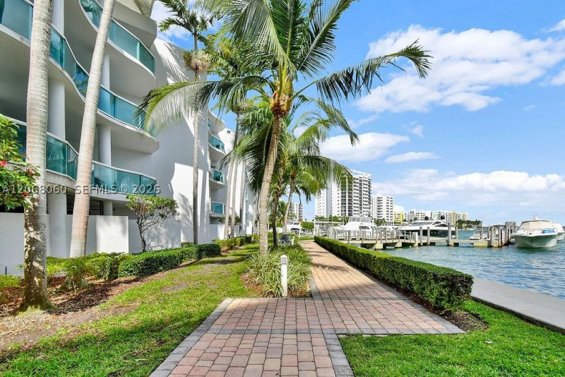 Apartment for rent at 360 Condominium West 1408