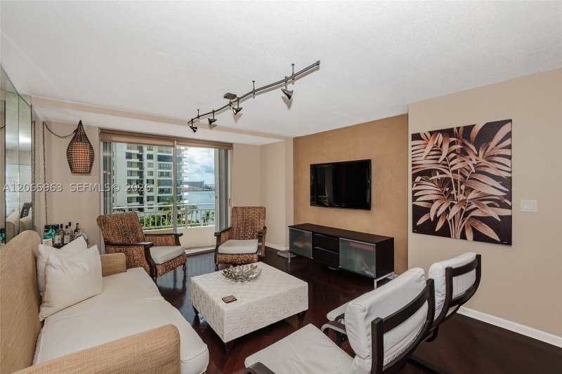 Apartment for rent at Isola Brickell Key 809