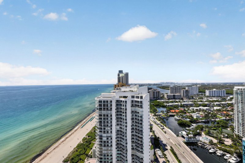 Condo for sale at La Perla 3509