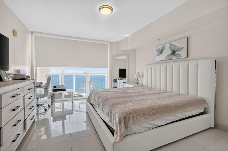 Condo for sale at La Perla 3509