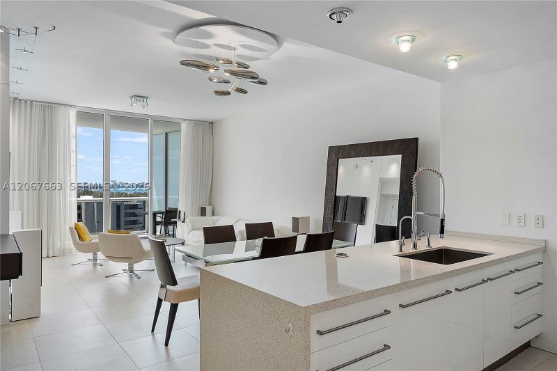 Aluguel de apartamento no Trump Tower Three 902