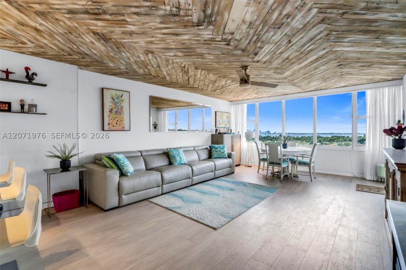 Comprar apartamento no 5600 Collins 11S