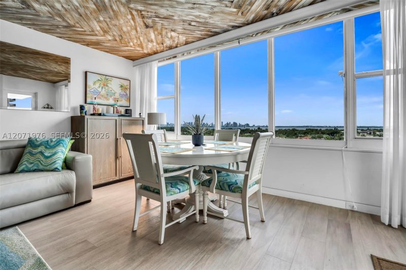 Comprar apartamento no 5600 Collins 11S