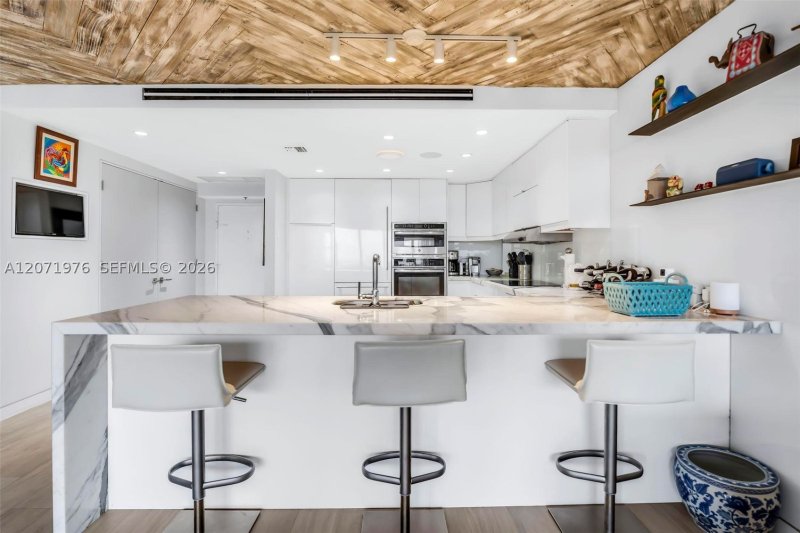 Comprar apartamento no 5600 Collins 11S