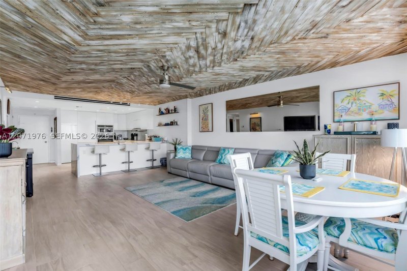 Comprar apartamento no 5600 Collins 11S