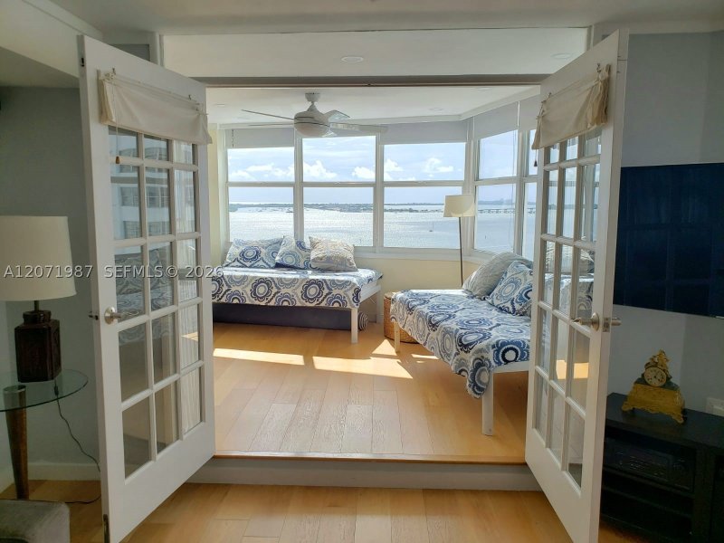 Aluguel de apartamento no Four Ambassadors 1767