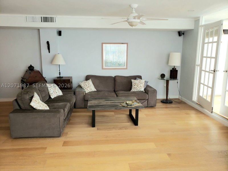 Aluguel de apartamento no Four Ambassadors 1767