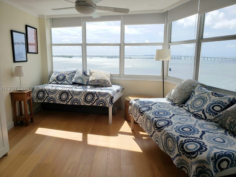 Aluguel de apartamento no Four Ambassadors 1767