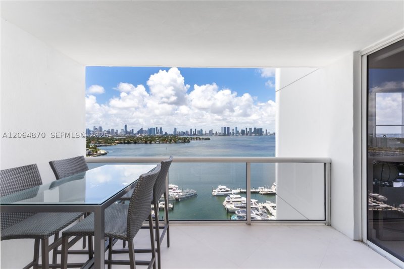 Comprar apartamento no Sunset Harbour North 2008