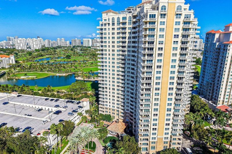 Aluguel de apartamento no Turnberry On The Green 414