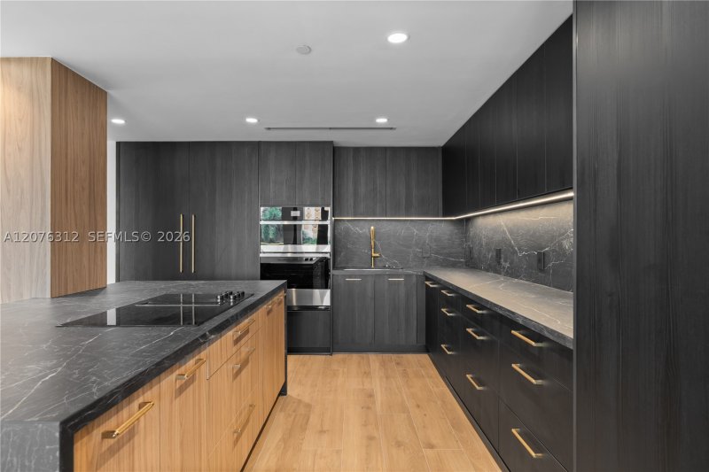 Comprar apartamento no Bal Harbour Tower Condo 3F