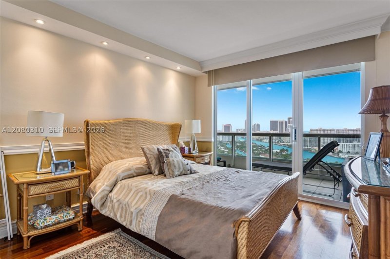 Comprar apartamento en North Tower at The Point 2405+DEN