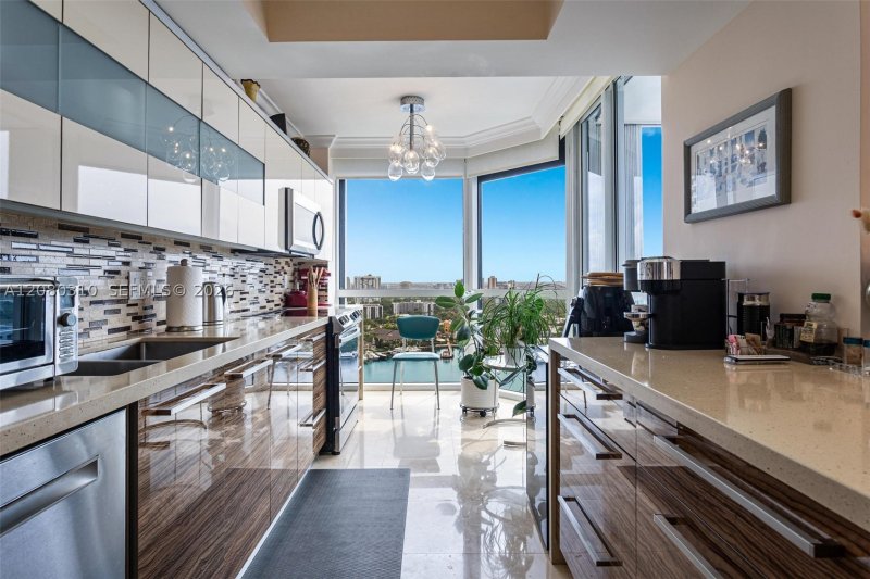 Comprar apartamento en North Tower at The Point 2405+DEN