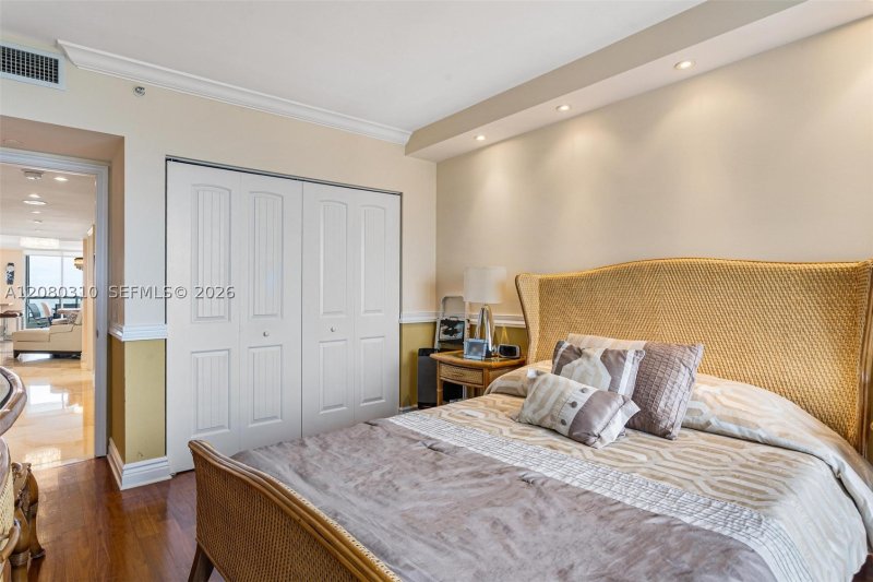 Comprar apartamento en North Tower at The Point 2405+DEN