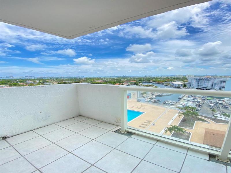 Condo for sale at Sailboat Cay 1408