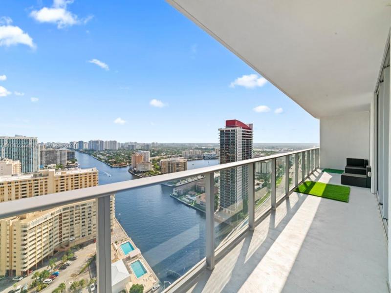 Comprar apartamento no Hyde Beach House R2409