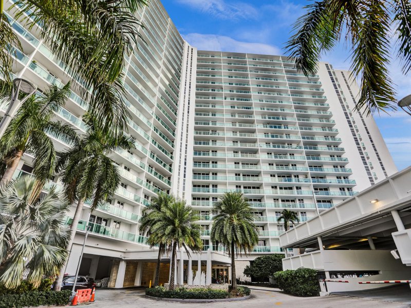 Condo for sale at Arlen House 1125