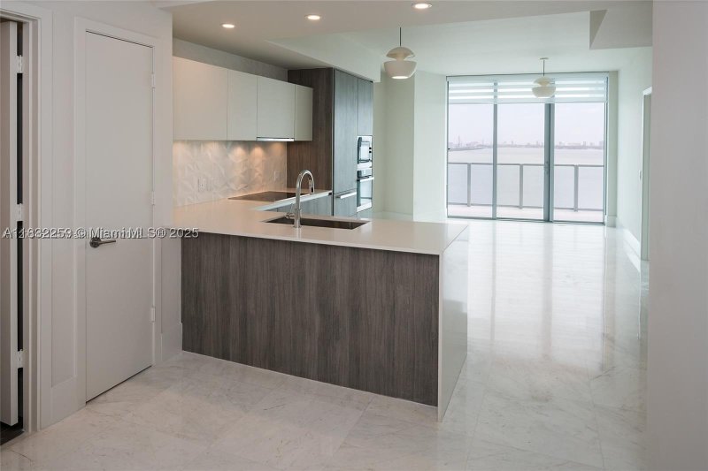 Comprar apartamento no Biscayne Beach 1603