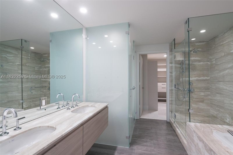 Comprar apartamento no Biscayne Beach 1603