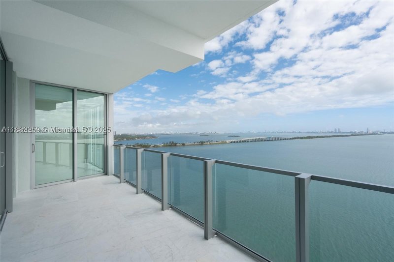 Comprar apartamento no Biscayne Beach 1603