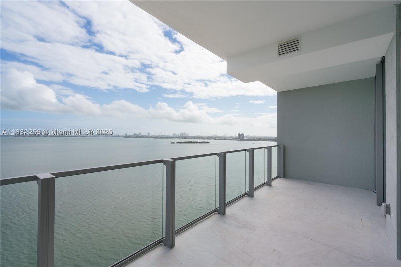 Comprar apartamento no Biscayne Beach 1603