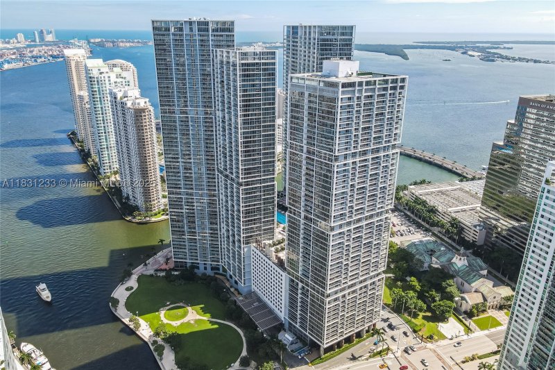 Condo for sale at Icon Brickell Tower II 1511