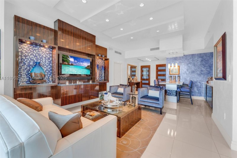 Condo for sale at Continuum II North 705
