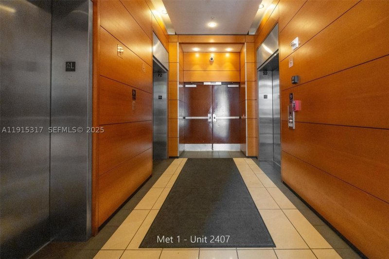 Condo for sale at Met 1 T-2407
