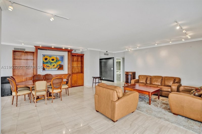 Condo for sale at Turnberry Towers 8K