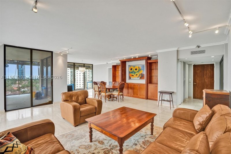 Condo for sale at Turnberry Towers 8K