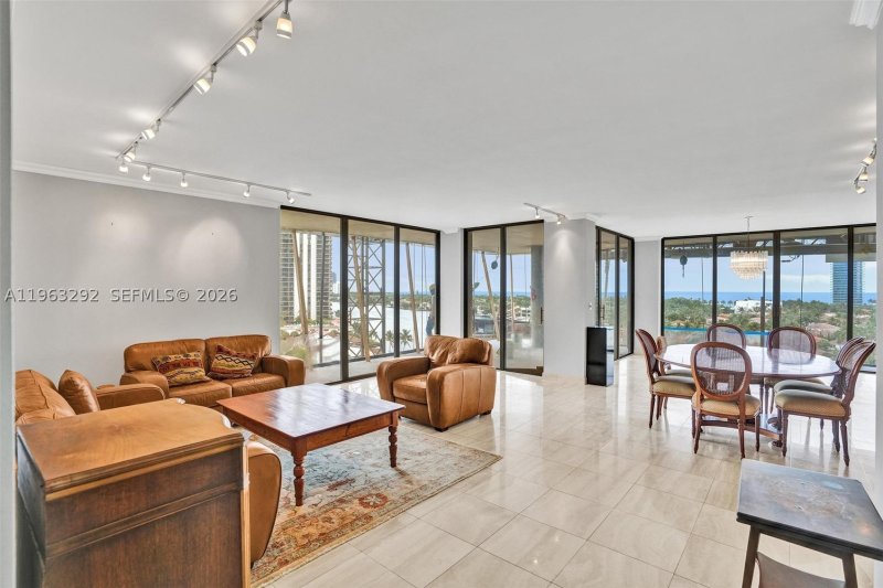 Condo for sale at Turnberry Towers 8K