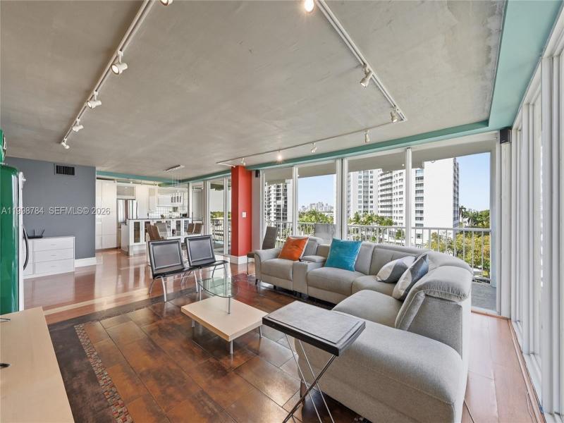 Condo for sale at Sunrise East 7F