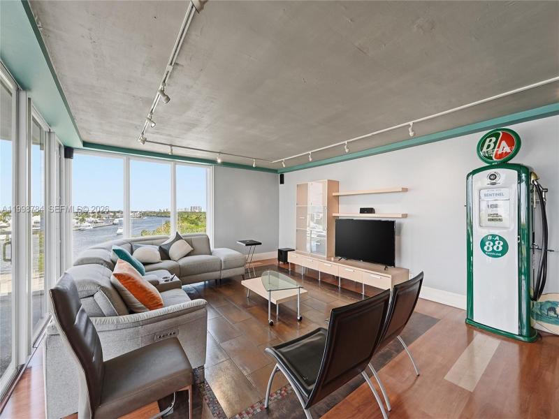 Condo for sale at Sunrise East 7F