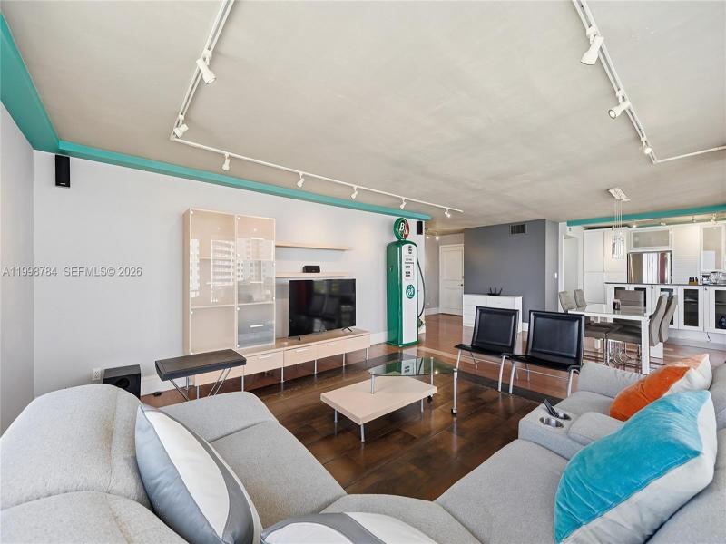 Condo for sale at Sunrise East 7F