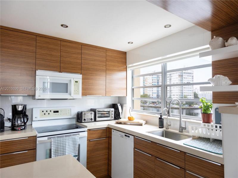 Condo for sale at Imperial Towers 320