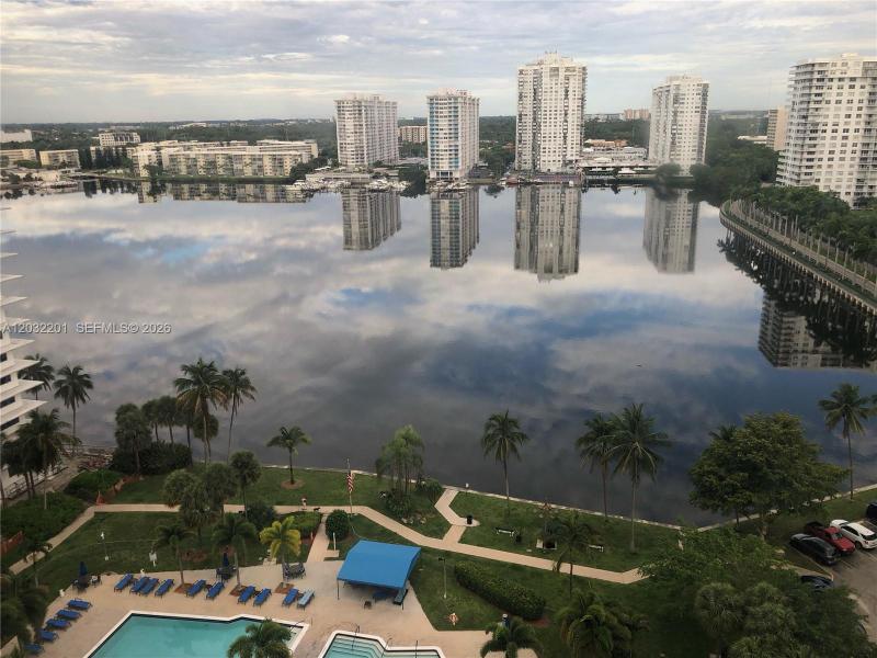 Comprar apartamento no Biscayne Cove 1710