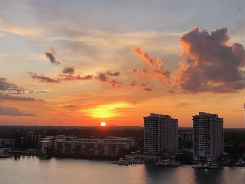 Comprar apartamento no Biscayne Cove 1710