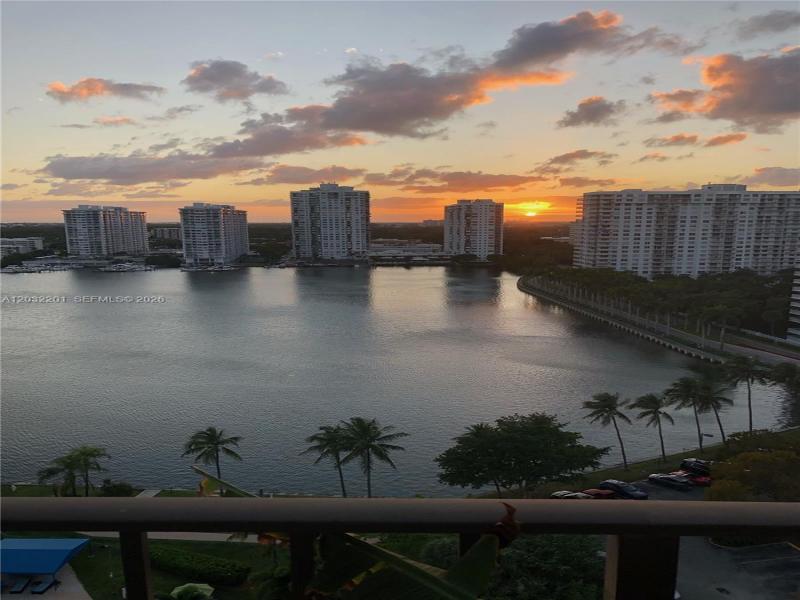 Comprar apartamento no Biscayne Cove 1710