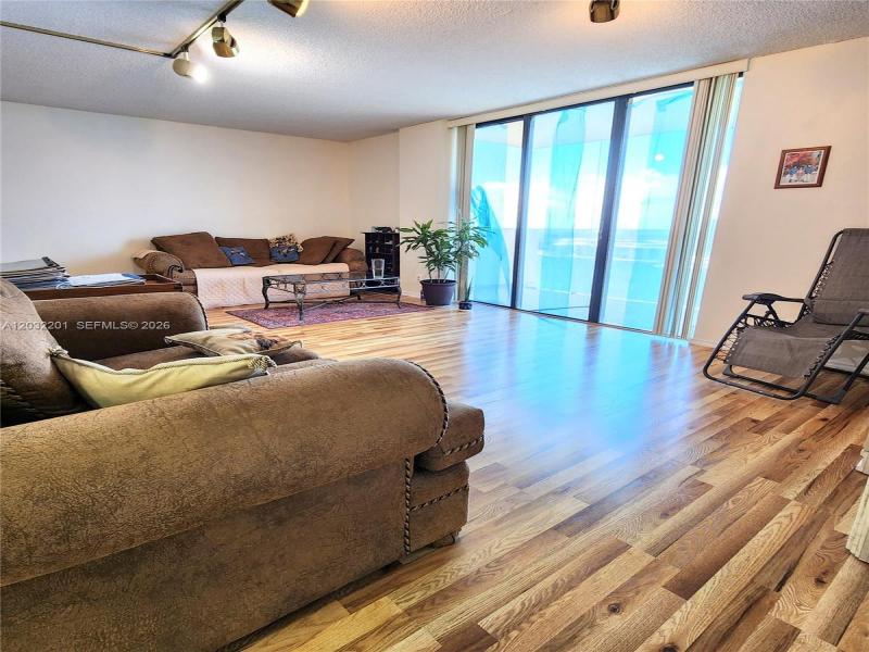 Comprar apartamento no Biscayne Cove 1710